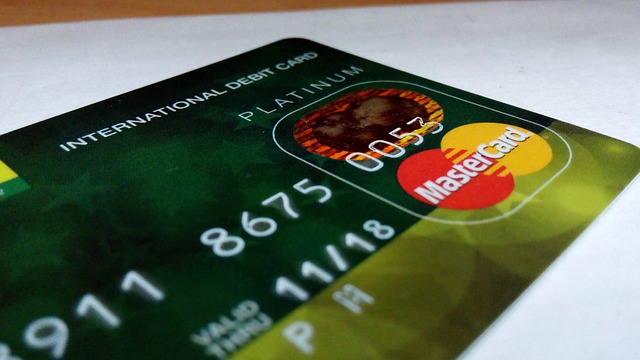 Einzahlungen per Kreditkarte gehören zu den beliebtesten Zahlungsmethoden bei Online-Brokern – der Betrag ist meist innerhalb von wenigen Minuten auf dem Trading-Konto gutgeschrieben